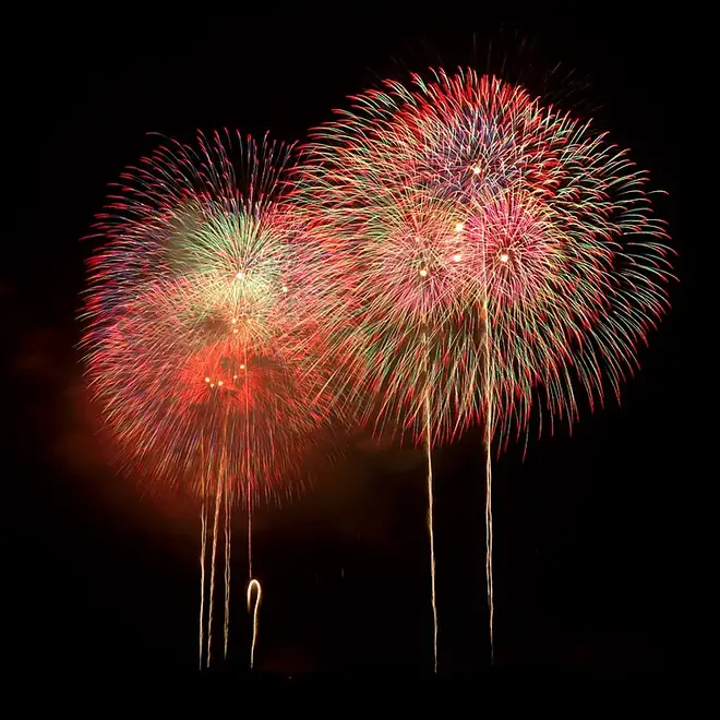 夜空を彩る花火などの期間限定イベントの様子